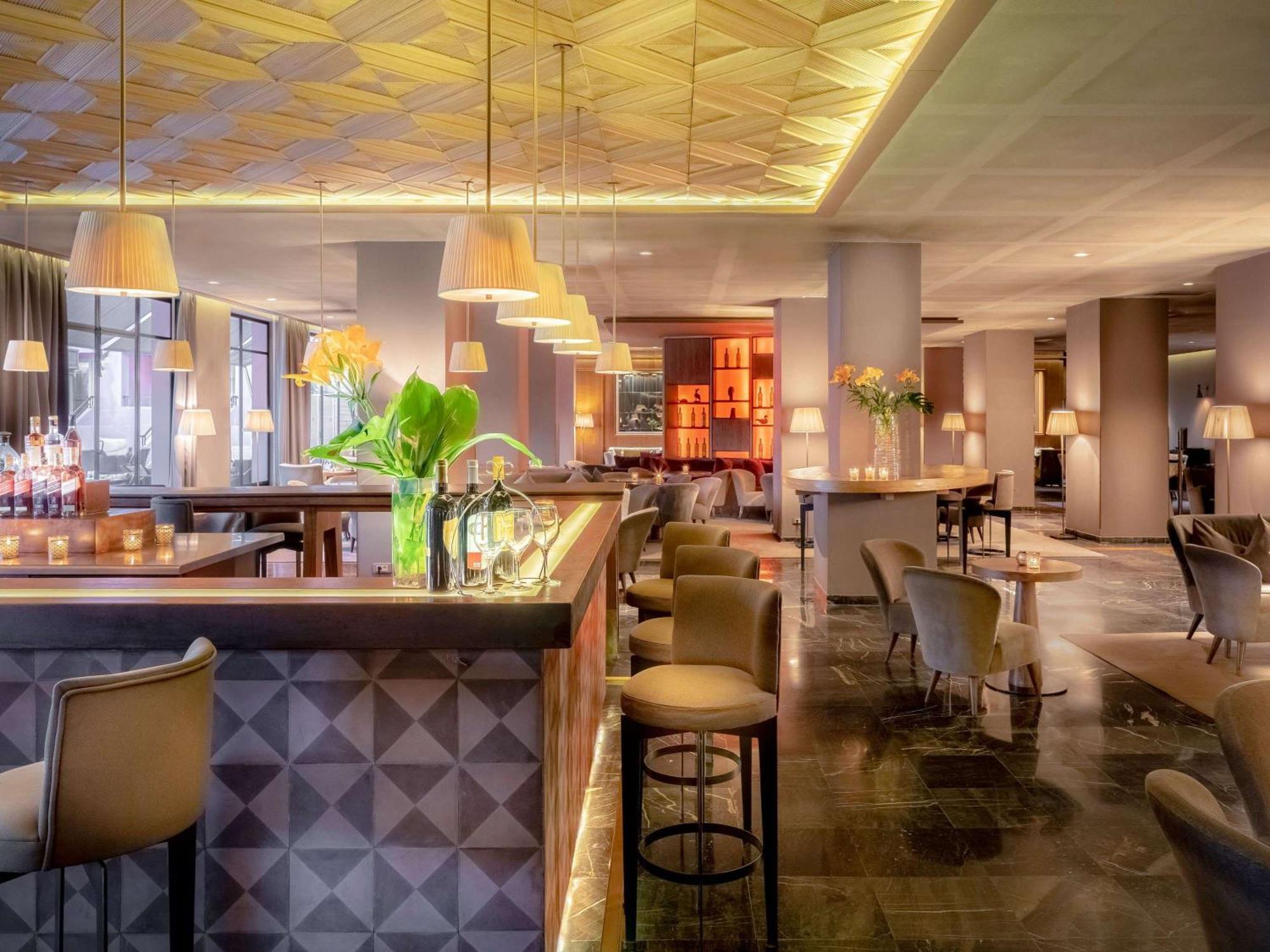 Sofitel Marrakech Palais Imperial & Spa Marrakesh Esterno foto The bar at the hotel