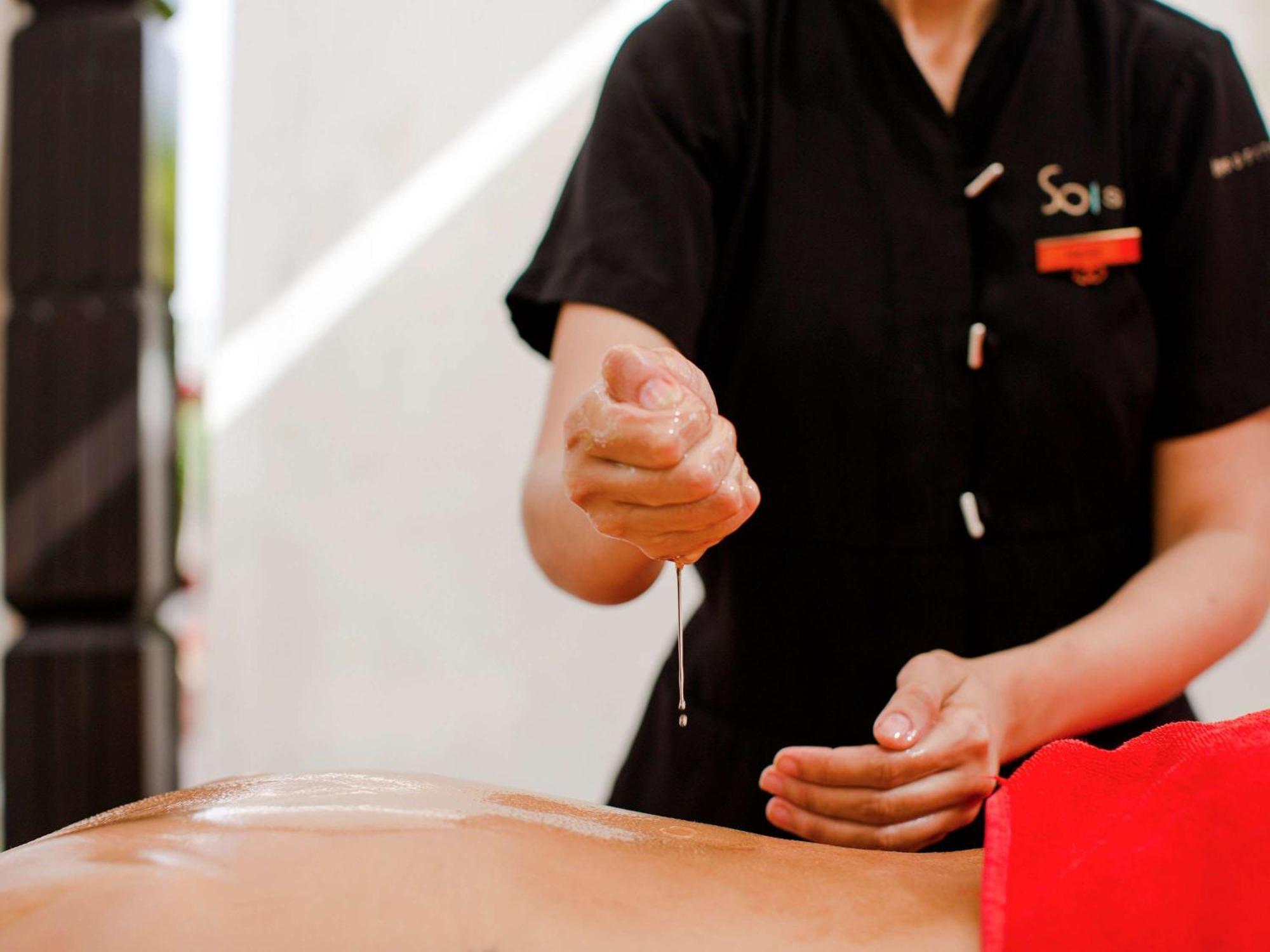 Sofitel Marrakech Palais Imperial & Spa Marrakesh Esterno foto Acupuncturist preparing to tap needle into skin