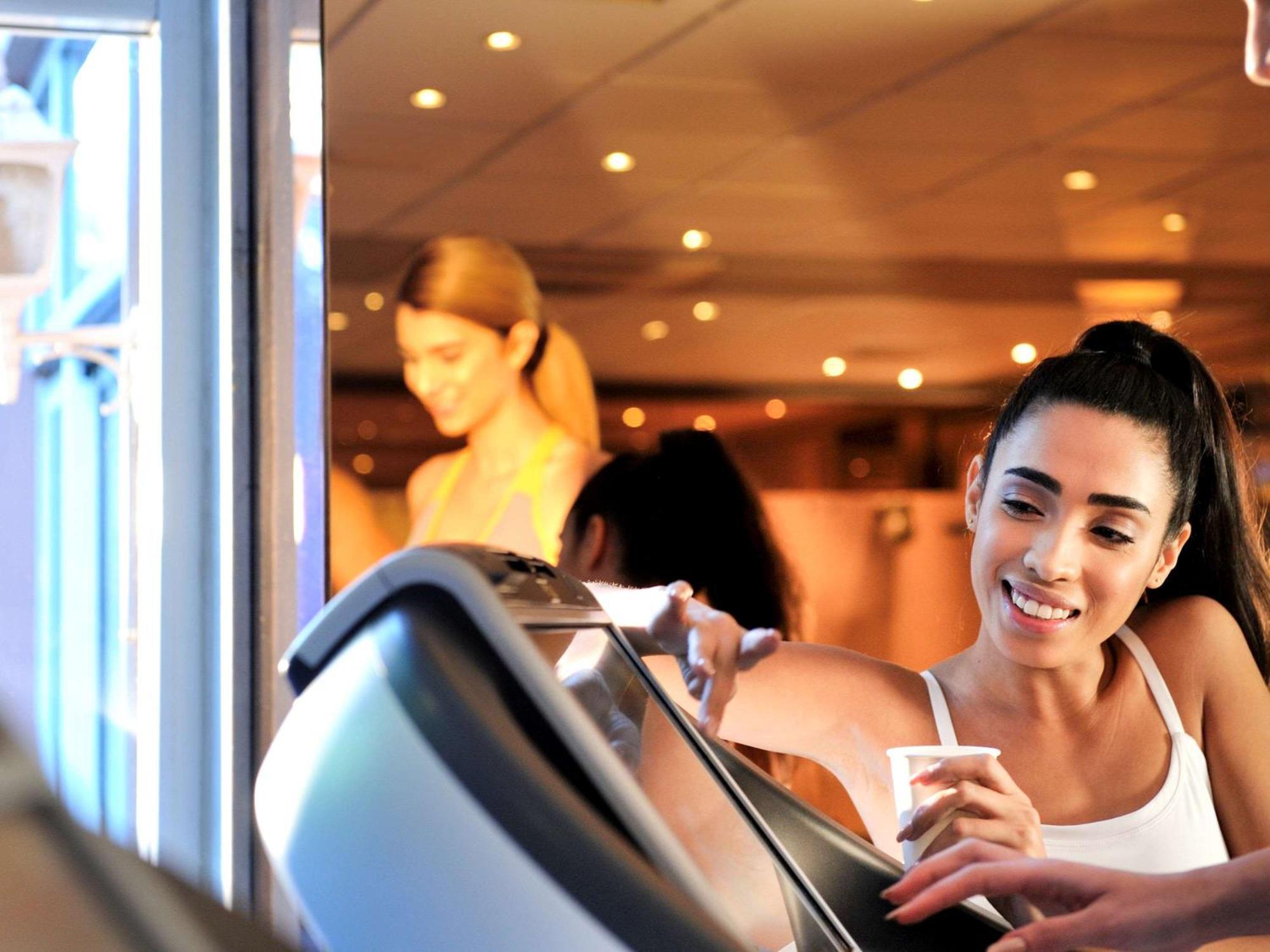 Sofitel Marrakech Palais Imperial & Spa Marrakesh Esterno foto A woman using a treadmill
