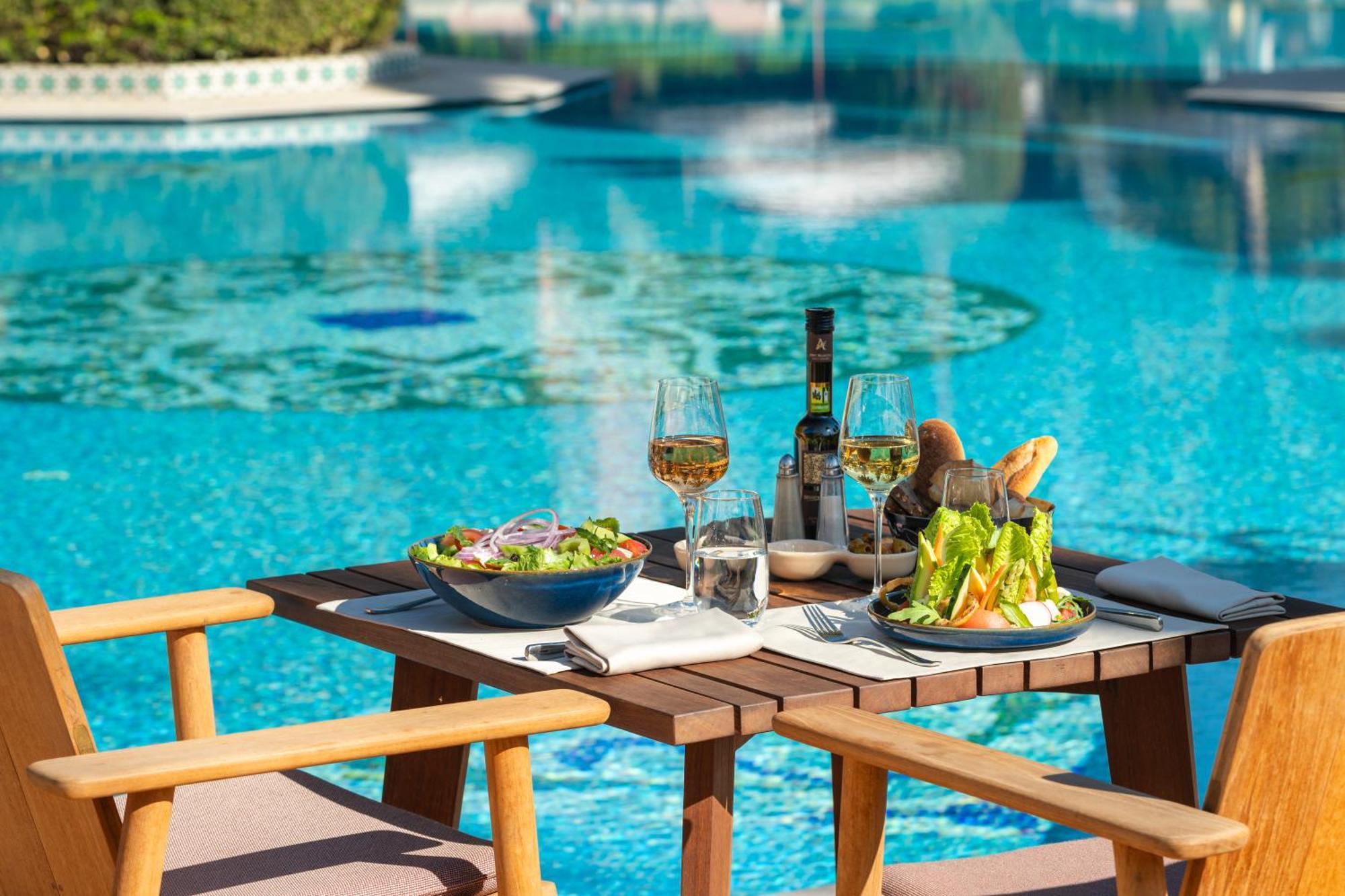 Sofitel Marrakech Palais Imperial & Spa Marrakesh Esterno foto Poolside dining at the hotel